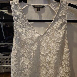 Banana Republic White Lace Tank Top Floral Design. Size XS Petite
